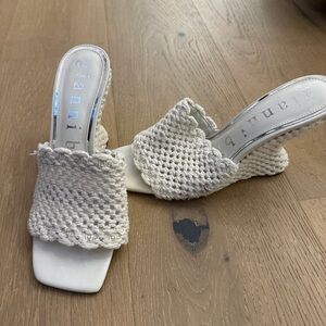 Gianni Bini Women's white Woven Mules